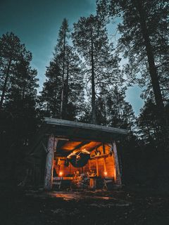 UTE, MEN INNE: Overnatting i en gapahuk gir deg muligheten til å komme tett på naturen, samtidig som du er under tak. Foto: Siw Eldhuset Hansen