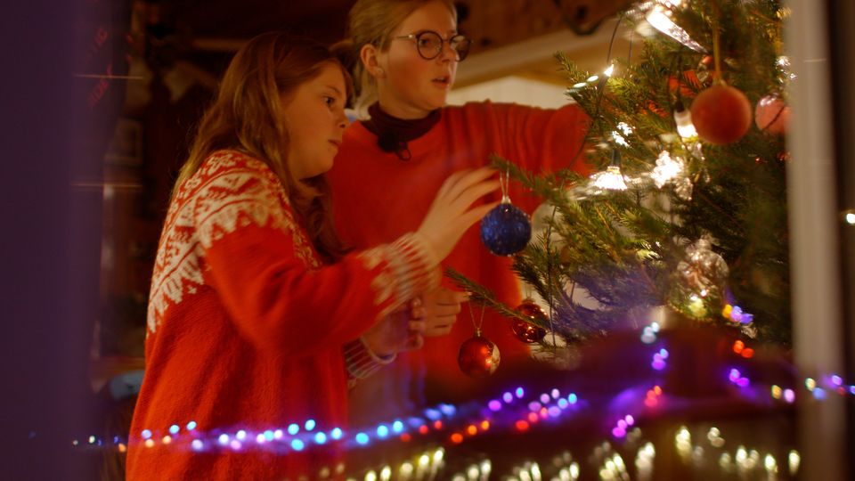 Søstrene Annlaug og Tone Hovden pynter juletreet hjemme på Hovden
