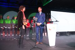 HKH kronprins Haakon åpnet Logistikksenter Oslo, her på scenen med konsernsjef Tone Wille. Foto: Håvard Jørstad/ Posten Norge
