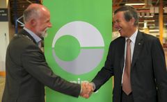 Ordfører Torgeir Dahl i Molde (til venstre) gratulerer konsernsjef Dag Mejdell med ny terminal for Posten og Bring i byen. Foto: Jørn Michalsen