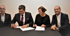 Kontrakten ble signert i Trondheim i dag. Fra venstre: Pablo Garcia Caramés, finanssjef, ACCIONA Construction; Joan Gil, divisjonssjef, ACCIONA Construction; Ingrid Dahl Hovland, adm. dir. Nye Veier og Johan Arnt Vatnan, prosjektdir. Nye Veier. Foto:Nye Veier / Kim Sørensen