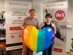 Vinner Polina Vorobeva med daglig leder i Sex og Politikk, Tor-Hugne Olsen. (Foto: Hanna Lein-Mathisen)