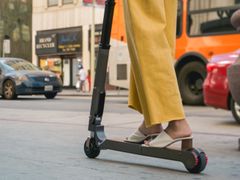Elektrisk sparkesykkel monteres i bilen og lades under kjøring. Enkelt å komme seg videre ut i byen.