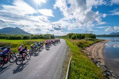 STERKT FELT: Når Arctic Race of Norway går av stabelen 11. til 14. august vil publikum få oppleve noen av verdens beste sykkellag og syklister på nært hold. Dette bildet er fra sykkelrittet i 2021. Foto: Rune Dahl/ARN