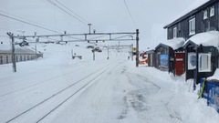 Et skue som dessverre ikke er helt uvanlig på Finse stasjon. En skiløper kaver seg over skinnegangen. Selv om det er fristende med en snarvei, er det både forbudt og ulovlig. Foto: Bjørn Løne/Spordrift AS
