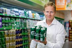 Administrerende direktør Anders Røed i Ringnes viser den nye, plastløse emballasjen.