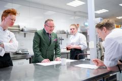 Akademiet Norsk Restaurantskole utdanner elever i videregående skole til fagarbeidere i kokk- og servitørfaget.