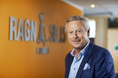 Bjørn Hoel er tydelig på at det offentlige må kjøpe varer som er laget av resirkulerte materialer.
