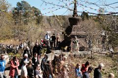 Folkevandring rundt stupaen i Havlyst på vei ned til Muncheramme. Foto: Per Sollerman