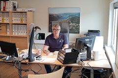 Daglig leder og glassmester Per Jakob Hansen i J. Eberg Hansen AS i Mosjøen tar gjerne varierte og spennende oppdrag. Foto: Privat