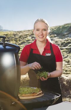 POPULÆR PÅ GRILLEN: Pizza på grillen har tatt Norge med storm. Webers grillekspert Siv Elise Friestad viser hvordan du får et perfekt resultat.