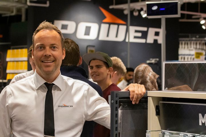 Powersjef Anders Nilsen hører på kundene og tilbyr nå solcellepanel i flere Power-butikker.