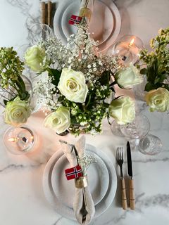 LYS PALETT: Brudeslør, hvite fairtrade roser og hvite ildtopper gir et vakkert festbord. Foto: Marianne Haga Kinder (@inspirasjonsguidennorge)
