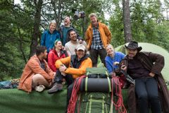 Sommeråpent 2018. Fra venstre, topp: Silje Nordnes, Tarjei Strøm, Stian Sandø, Øystein Bache. Fra venstre, bunn: Martin Giæver, Jenny Skavlan, Lars Monsen, Ingrid Gjessing, Markus Neby. Foto: Håvard Jenssen/NRK