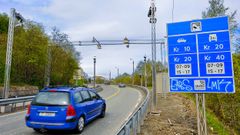 - No strammar vi inn reglane for å sette opp bommar på sidevegar langs nybygde vegar, seier samferdselsminister Jon Georg Dale. Foto: Olav Heggø
