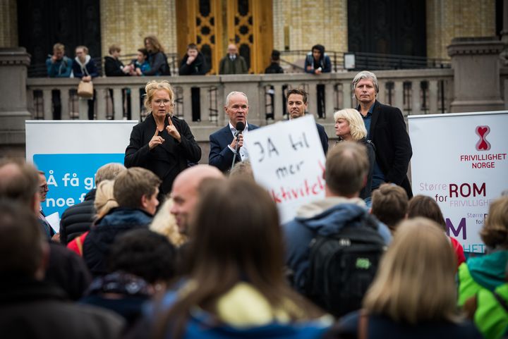 Jan Tore Sanner fra Høyre, Kari Kjønaas Kjos fra FrP, Ola Elvestuen fra Venstre og Knut Arild Hareide fra KrF fikk overlevert følgende krav foran Stortinget: gi frivilligheten full momskompensasjon. (Foto: Birgitte Heneide, Frivillighet Norge)