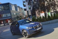 BMW iX3 har en oppgitt rekkevidde på 450 kilometer. I testen gikk den hele 556,2 kilometer (Foto: NAF)