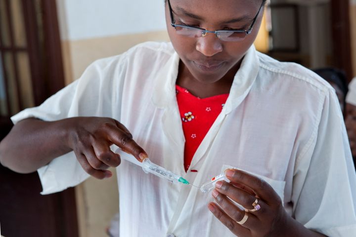 Norge har samarbeidet med GAVI i mange år, noe som dannet grunnlaget for vaksinering av covid-19. GAVi var den organisasjonen som fikk den største økningen i norske bistandsmidler i 2021 som følge av koronapandemien. Dette bildet er fra Burundi i 2013, hvor barn ble tatt med til vasinasjonssenteret i Rumonge. Foto: Ken Opprann