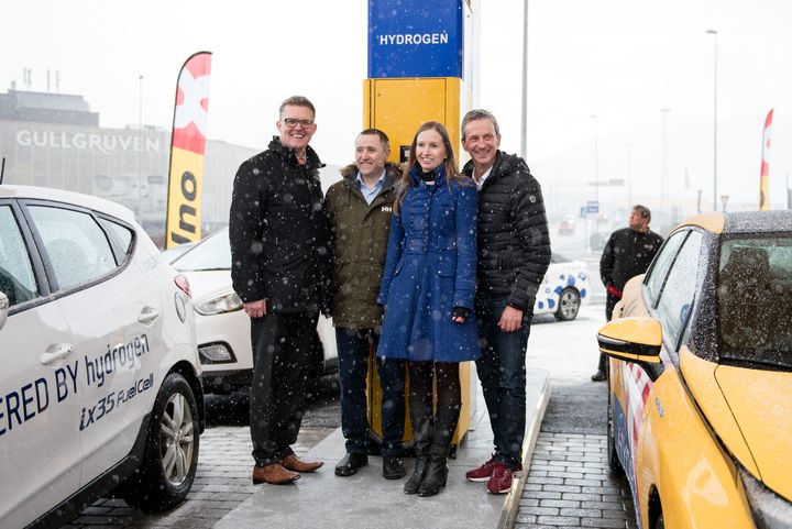 Etter den offisielle åpningsseremonien av Uno-X Åsane. Fra venstre Pål Kårbø, fylkesvaraordfører i Hordaland, Øyvind Leistad, utviklingsdirektør i Enova, Julie Andersland byråd for klima, kultur og næring i Bergen og Ole Johannes Tønnessen daglig leder i Uno-X Norge. Foto: Cecilie Bannow