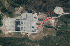 Ortofoto som viser oversikt over kabeltrasé (rød stiplet strek) og planlagt plassering av Tonstad datapark transformatorstasjon (rød firkant) på næringsområdet.