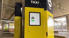De nye digitale taxiautomatene på Oslo lufthavn, der reisende kan bestille en taxi som så kommer og plukker dem opp til avtalt pris. Foto: Rubynor Flytaxien
