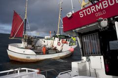 Hvert år får over 2 000 fiskere hjelp av redningsskøytene. Redningsselskapet oppfordrer norske bedrifter til å kjøpe nautiske mil i julegave og bidra til å styrke beredskapen for alle som ferdes på sjøen.