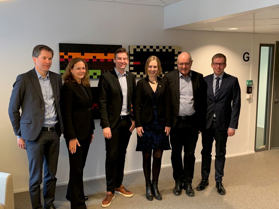 Fra venstre: John-Arne Røttingen, leder i Forskningsrådet, styreleder i Forskningsrådet Hilde Tonne, Forskning- og høyere utdanningsminister Henrik Asheim, Næringsminister Iselin Nybø, styreleder i Innovasjon Norge Gunnar Bovim og leder i Innovasjon Norge Håkon Haugli. Foto: Joakim Birkeli Jacobsen