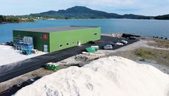 FABRIKKEN: En stor haug med algekalk ligger ved siden av den nye fabrikken til Greenitives Norway på Bømlo.