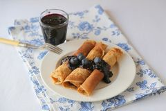 Fine pannekaker med blåbærsyltetøy. Foto: brodogkorn.no
