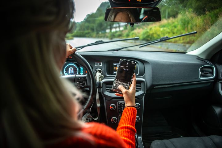 43 prosent sier at de sjekker mobilen mens de kjører. Foto: Frende Forsikring.