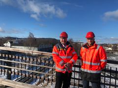 Prosjektleder Torstein Ryeng (t.v.) og byggeleder Martin Næsgaard Myhre (Vegvesenet) med fremtidig sykkeltrasé i bakgrunnen. (Foto: Statens vegvesen)