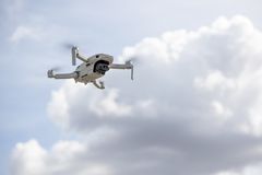 Stadig flere nordmenn har drone. Dersom man ikke vet hvor og når de flyr, utgjør de en trussel for bemannet luftfart. (Foto: Stiftelsen Norsk Luftambulanse)