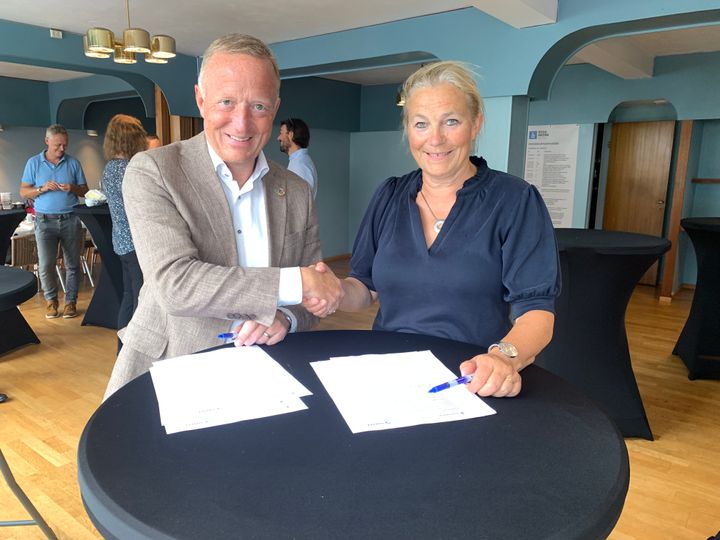 Her signerer konsernsjef Alexandra Bech Gjørv og administrerende direktør Harald Vaagsaar Nikolaisen samarbeidsavtalen under Arendalsuka 2022. Foto: SINTEF