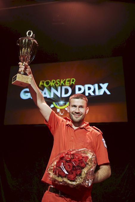 Arne Skulberg – doktorgradsstipendiat ved Det medisinske fakultet på NTNU – jubler over seieren i Forsker Grand Prix.
