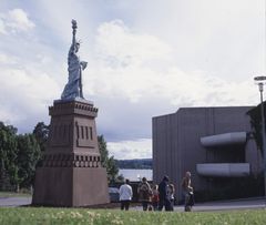 Frihetsstatuen på Høvikodden i forbindelse med utstillingen "Reisen til Amerika". Foto: Henie Onstad arkiv.