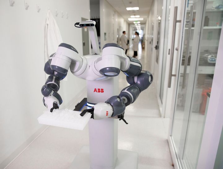 ABBs mobile og autonome YuMi® laboratorierobot kan dele ut medisiner og transportere dem dit de trengs.