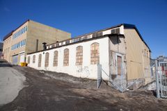 Det gamle støyperiet ved Kaarbøs Mekaniske Verksted i Harstad er en tydelig representant for verftsindustrien i området, og har stått stort sett tomt siden 2000. Harstad skipsindustri er dagens eiere, og har planer om å gi ny bruk til hele området, og benytte støyperiet som en kulturscene. Å ta i bruk ubenyttet areal som ikke lenger er del av selve verftsindustrien til kulturelle arrangementet vil gi en samfunnsutvikling på stedet som også vil kunne gi noe næringsmessig verdiskaping. Kulturminnefondet har støttet prosjektet med én million kroner. (Foto: Linda Herud/Kulturminnefondet)