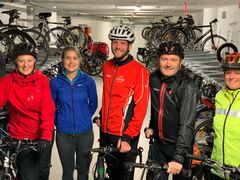 Syklingen er blitt en vane i hverdagen for Kirsten Gjerstad (t.h.), Thomas Skogstrand og Marius Fredheim, Maylin Rosvold og Marthe Berg-Olsen som er kolleger i Sparebanken Vest og Frende. Foto: Iselin Fotland, Sparebanken Vest