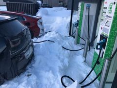 Hurtiglading av BMW i3 og Hyundai IONIQ i Hemsedal en kald februardag.