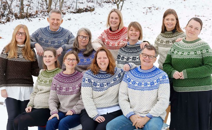 Redaktør Ole Martin Bjørklid med Hjemmet-teamet i sine fine jubileumsgensere, gleder seg over en solid vekst i lesertall. Foto: Gry Traaen