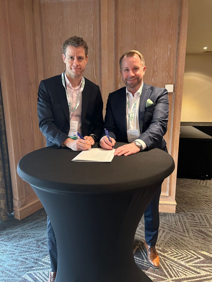 Håkon Skjerstad og Christian Berg signerer MoU