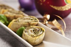 Potetlefser smurt med pesto og fylt med bakte grønnsaker.