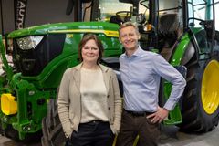 LANSERER PRIS: Styreleder Anne Jødahl Skuterud og konsernsjef Svenn Ivar Fure i Felleskjøpet Agri.