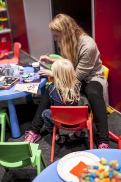 I egen barnepark inne i messehallen, kan barna oppleve både ansiktsmaling, film, hoppeslott, tegning og flere andre hyggelige aktiviteter. Foto: Bård Gundersen.