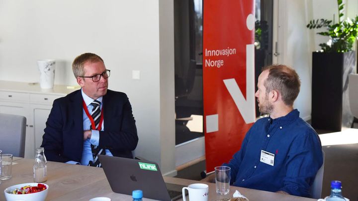 Administrerende direktør i Innovasjon Norge, Håkon Haugli, får innspill fra blant annet Konrad Fagertun i Rocket Farm AS til Innovasjon Norges arbeid for oppstart og skalering. Foto: Innovasjon Norge