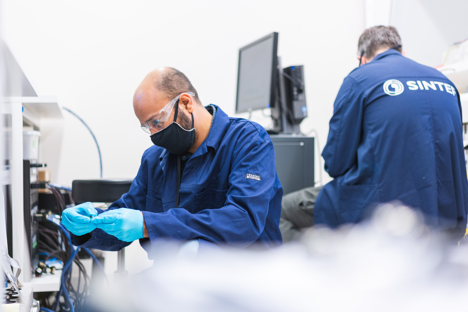 Modulbasert batteriutvikling er et av feltene der SINTEF og Kongsbergmiljøet allerede samarbeider. Her forskere i en batterilab i Trondheim. Foto: Edvin Wiggen Dahl / SINTEF
