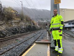 Byggeleder Ragnar Lid ved Vaksdal stasjon, hvor Bane NOR skal skifte en sporveksel i arbeidshelgen. Foto: Ingunn Halvorsen, Bane NOR