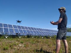 Tor Atle Solend navigerer en drone med stødig hånd under en av testene. Foto: ITS