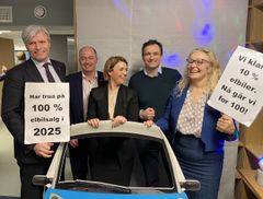 Stortingsrepresentanter og politikere feiret 10 prosent elbiler på norske veier sammen med Elbilforeningens Christina Bu i 2020. (foto: Elbilforeningen)