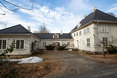 Wergelandshaugen på Eidsvoll er en herregård tegnet på 1920-tallet av Eilif Arneberg sammen med bror og arkitekt Arnstein Arneberg, til en av de store skog- og sagbrukseierne. Huset ligger langs pilegrimsleden i et område med verneverdige villaer og det gamle Eidsvoll kurbad, i dag Kulturhuset Badet. I tillegg til å ligge i et viktig kulturmiljø, har huset vært i bruk som sorenskriverkontor og legekontor, og har derfor stor lokalhistorisk betydning. Dagens eiere, som har fått 1,2 millioner til fasade, vinduer og ytterdør, skal delvis bruke stedet som bolig, i tillegg til at det er gjennomført og planlagt arrangementer som kurs, utstillinger og åpent hus. (Foto: Privat/Fra søknad)